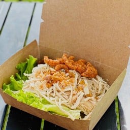 เส้นหมี่ไก่ฉีก&ทอดมันกุ้ง by รถแดง ปั้มปตท.ตรงข้ามตลาดนัดเลียบด่วนรามอินทรา