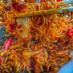 มาม่าผัดพริกเผาหมูกรอบ