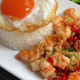 ข้าวราดกุ้งพริกสดไข่ดาว
