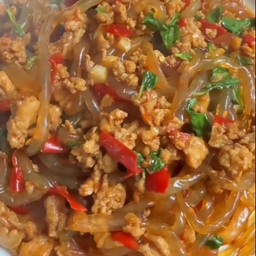 ข้าวราดกระเพราวุ้นเส้น