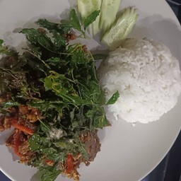 กะเพราไข่เยี่ยวม้าราดข้าว