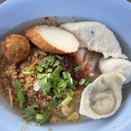 ก๋วยเตี๋ยวใส่ลูกชิ้นปลา