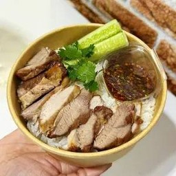 ข้าวหน้าหมูย่างจิ้มแจ่ว