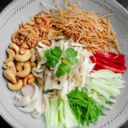 ยำไก่ไข่