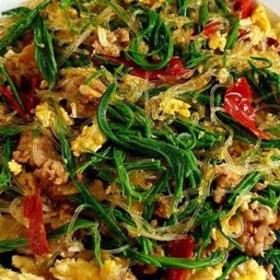 ข้าวหน้าผัดวุ้นเส้นหมูสับชะอมใส่ไข่