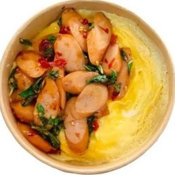 ข้าวไข่ข้นกระเพราไส้กรอก