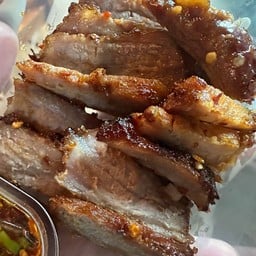 ข้าวหน้าหมูย่าง พร้อมน้ำจิ้มแจ่ว