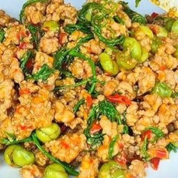 ข้าวหน้าหมูสับผัดมะเขือพวงใส่ชะอม