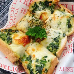 ขนมปังผักโขมอบชีส