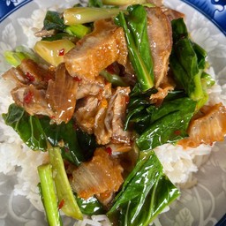 คะน้าหมูกรอบ