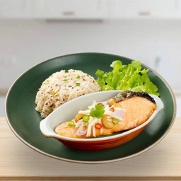 ข้าวผัดคีนัว-แซลมอนทอดซอสน้ำปลา