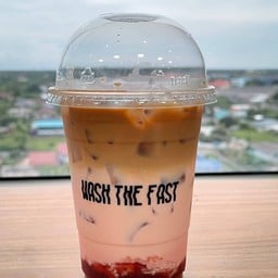 นมสดสตรอว์เบอร์รี่เพิ่มช้อตกาแฟ