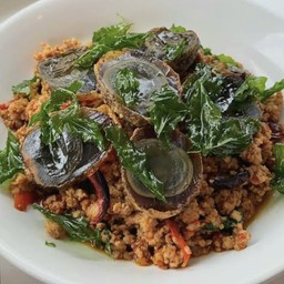 ผัดไข่เยี่ยวม้ากระเพรากรอบ(กับข้าวนะค่ะ)