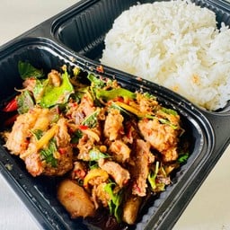 ข้าวผัดพริกแกง เนื้อติดมัน ใส่หน่อไม้ ( ข้าวหอมมะลิ )
