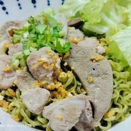 เส้นหมี่หยกน้ำหมู ใส่ตับและใส้