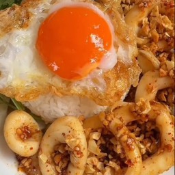 ข้าวราดปลาหมึกทอดกระเทัยมไข่ดาว