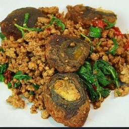 ข้าวราดกระเพราไข่เยี่ยวม้า