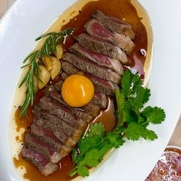 เนื้อพิคานย่า ทอดน้ำมันหอม ทอด 1 นาที กับ ซอสสูตรพิเศษ + ไข่แดงซีอิ๊ว + น้ำจิ้มซีฟู๊ด