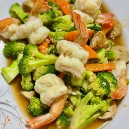 ผัดบล็อคโคลี่ใส่กุ้ง ราดข้าว