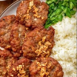 ข้าวราดหมูปั้นทอดกระเทียม