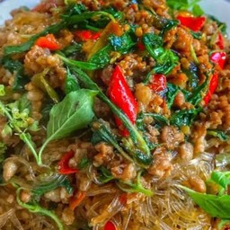 ข้าวกระเพราหมูสับวุ้นเส้น