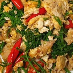 ข้าวหน้าคั่วไข่ใส่ชะอมพริกสด