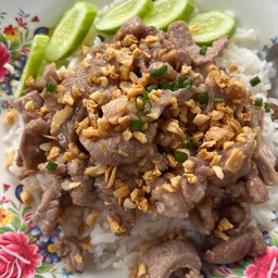 หมูกระเทียมราดข้าว