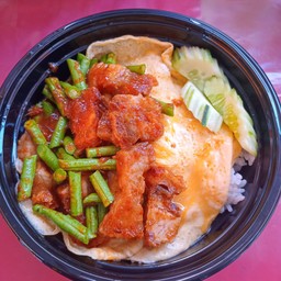 ข้าว-หมูกรอบผัดพริกแกง+ไข่ข้น