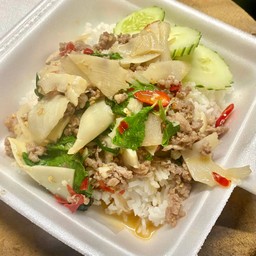 ข้าวราดกะเพราหน่อไม้ดอง