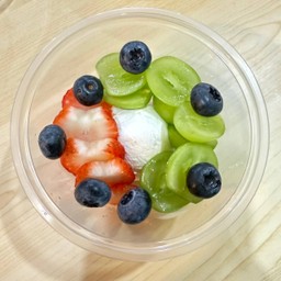 กรีกโยเกิร์ต 1 สกู๊ป เลือกผลไม้ ได้ 3 อย่าง