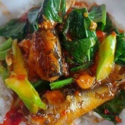 คะน้าปลากระป๋องราดข้าว