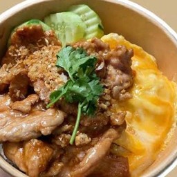 ข้าวหมูกระเทียม +ไข่ขยี้