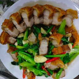 คะน้าหมูกรอบ (กับข้าว)