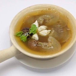 หูฉลามกลางน้ำแดง红烧大鱼翅