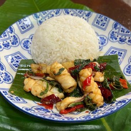 กะเพราปลาหมึกขุนช้าง