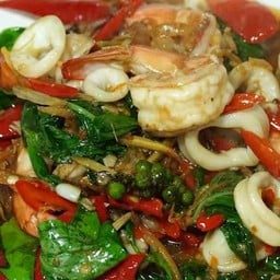 ผัดฉ่าทะเลราดข้าว