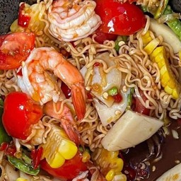 [อร่อยซ่ากับโค้ก] ตำมาม่ากุ้งหมูยอ (ใส่ข้าวโพดถั่วลิสง) +  โค้กออริจินอล 325มล. (กระป๋อง)