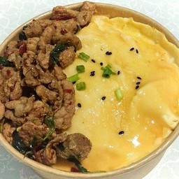 กระเพราหมู ผัดพริกแห้ง + ไข่ข้น