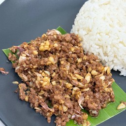 เนื้อสับโคขุนทอดกระเทียม (ราดข้าว)