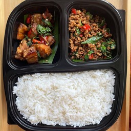 กะเพราสองใจหมูสับ + หมูกรอบ