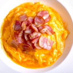 ข้าวหน้าไข่ข้นเบคอน