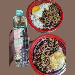 อิ่มคู่ อิ่มคุ้ม ผัดกระเพราหมูสับ 2 กล่อง แถมน้ำดื่ม  1 ขวด
