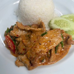 ผัดพริกแกงหมูราดข้าว