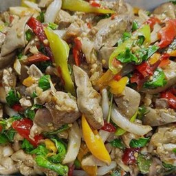 ผัดเครื่องในไก่ (ราดข้าว)