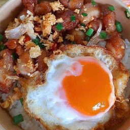 หมูสามชั้นคั่วพริกเกลือ ไข่ดาว