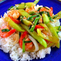 ข้าว ทะเล หรือกุ้ง หรือปลาหมึก หรือหมูกรอบ ผัดพริกสด