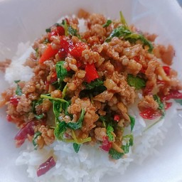 กระเพราหมูสับราดข้าว