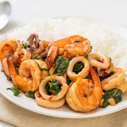 ข้าว กะเพรา ทะเล หรือกุ้ง หรือหมูกรอบ หรือปลาหมึก