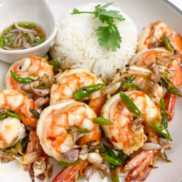 ข้าว ทะเล หรือกุ้ง หรือปลาหมึก หรือหมูกรอบ ผัดพริกขี้หนูสวนใส่เห็ด