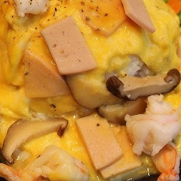 ข้าวไข่ข้นกุ้งและเบคอน เห็ดครีมซอส